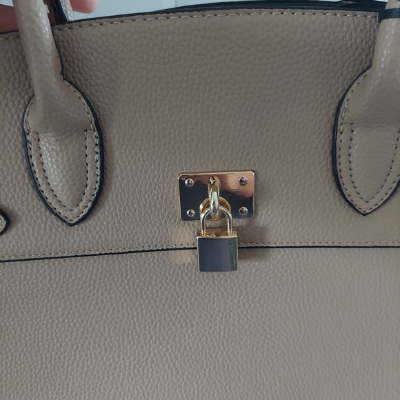Designer inspired tan and gold buckle handbag - Picture 9 of 12